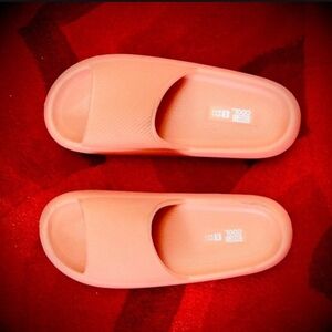 32 Degrees Coral Sliders Sandals. Like New! Size: W: 6-7 ; M: 4-5.